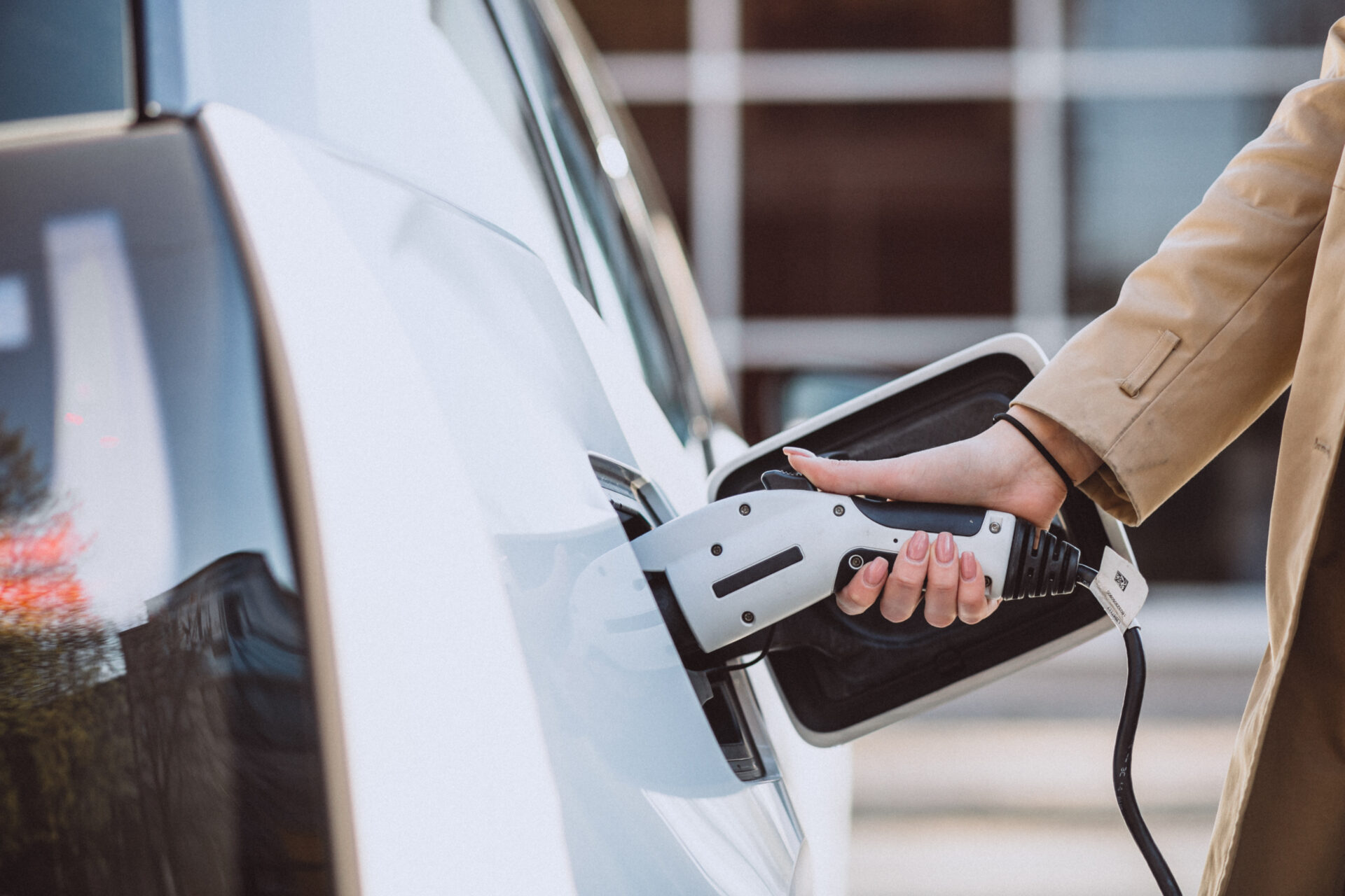 personne en train de recharger sa voiture sur une borne de recharge à Pau