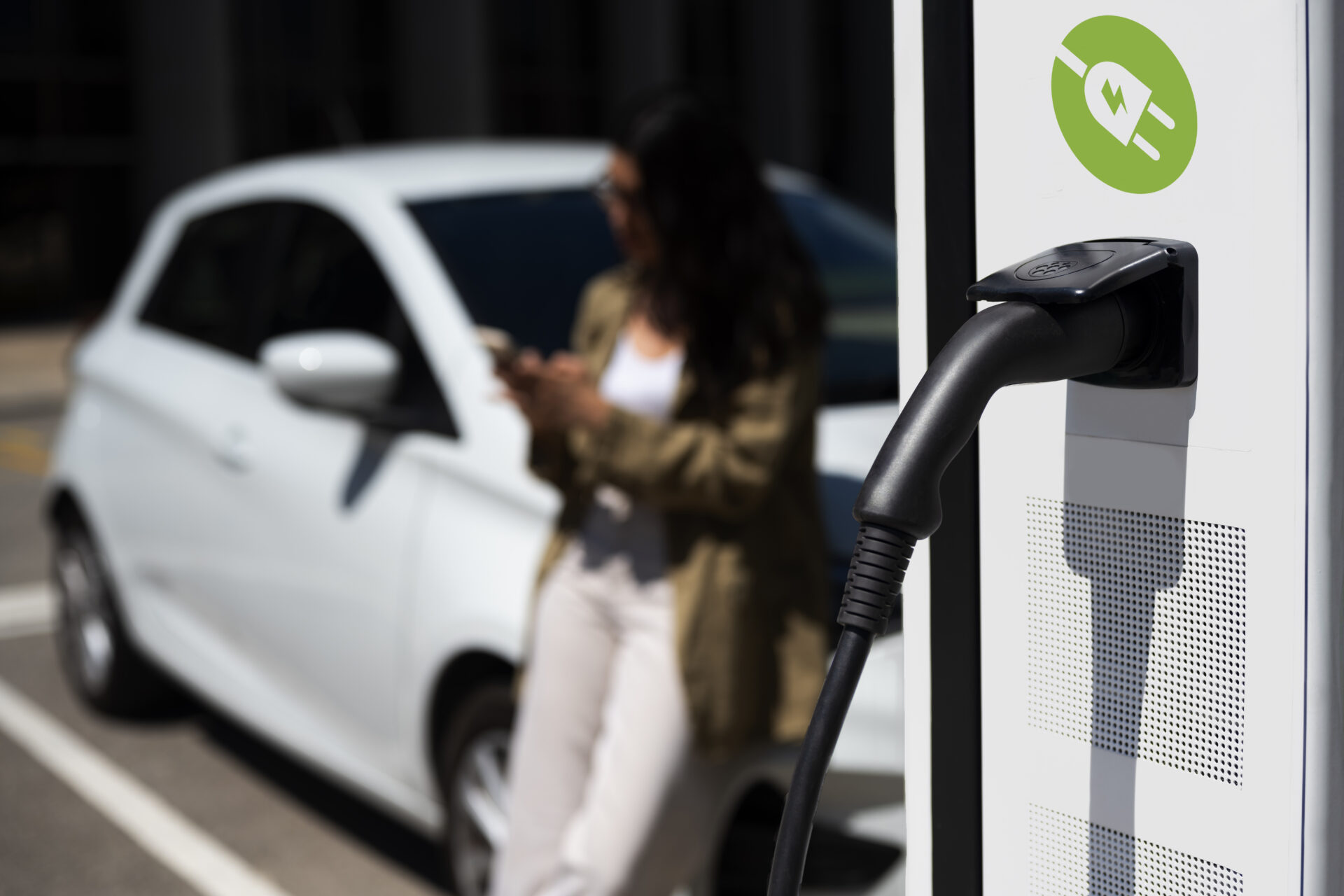 personne en train de faire charger sa voiture sur une borne à Pau